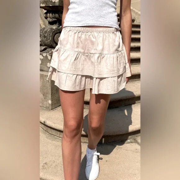 NWT! BRANDY MELVILLE ADORABLE 1SZ STRETCHY BAND SKIRT! TRENDING! 5 ⭐️’S! - Picture 2 of 6